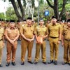 Bupati Kuningan berfoto bersama usai memberikan santunan kepada korban gigit jempol.